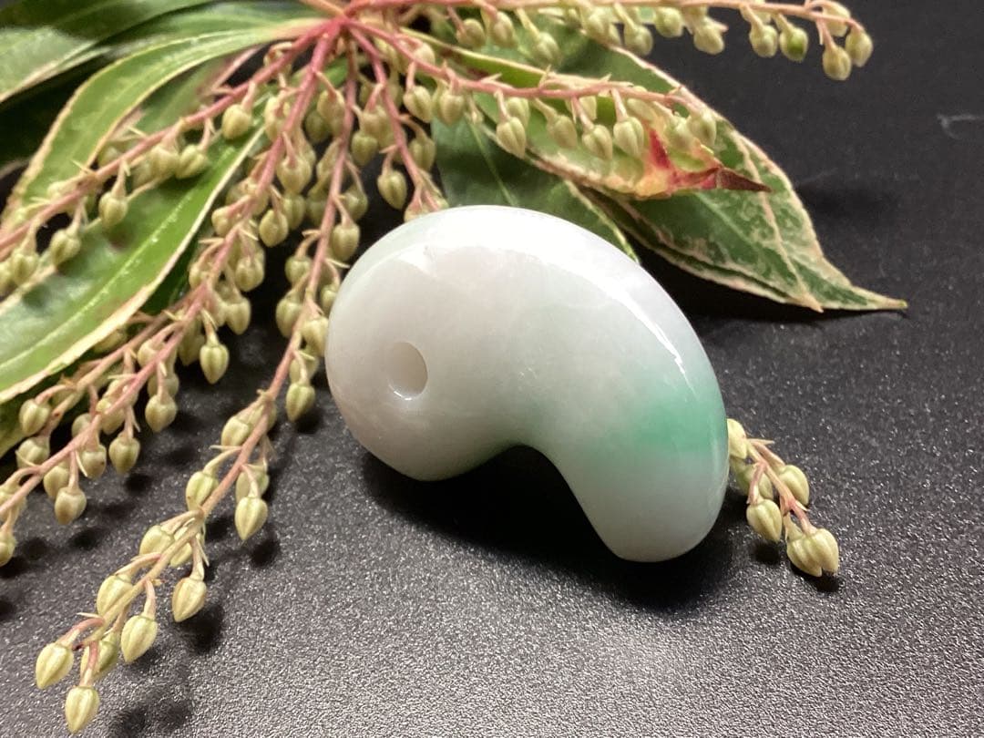 ✳ premiumシリーズ 本物の糸魚川翡翠　開運*摩訶不思議な勾玉　鑑別書付を