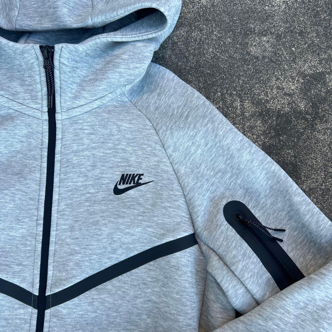 2025製 ナイキ テックフリース フルジップパーカー グレー 赤タグ