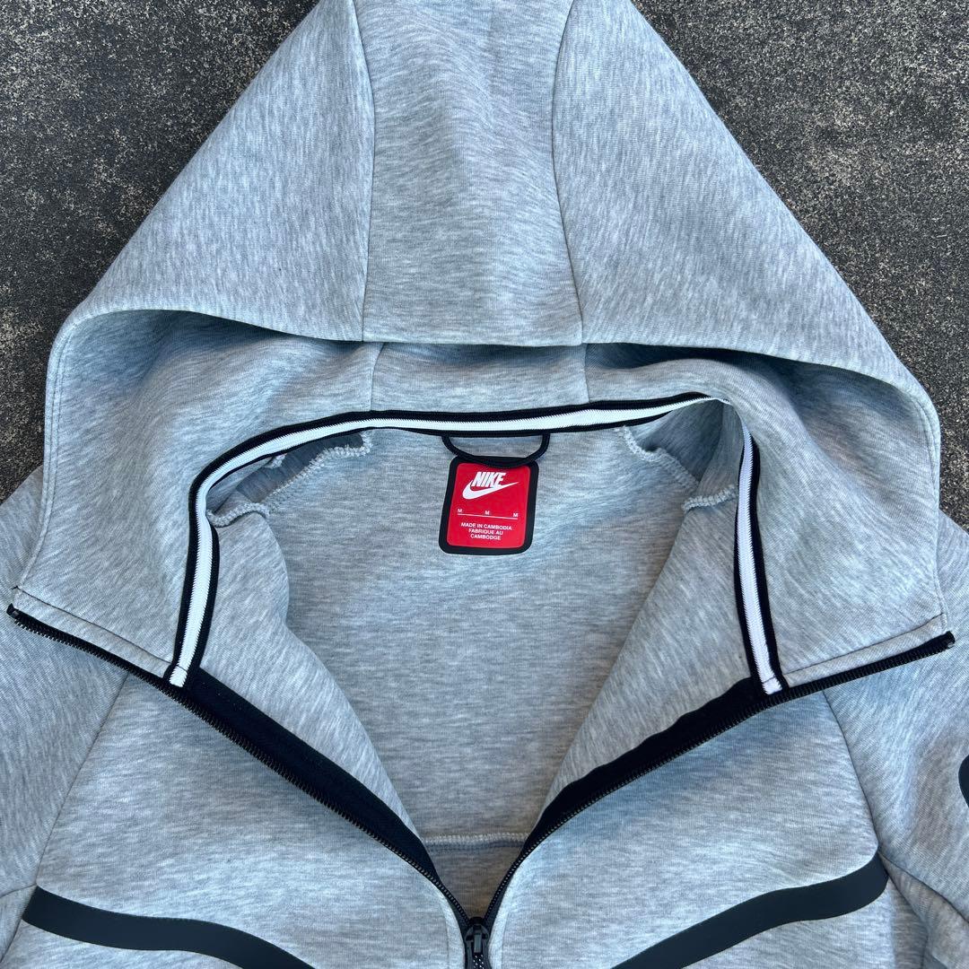 2025製 ナイキ テックフリース フルジップパーカー グレー 赤タグ