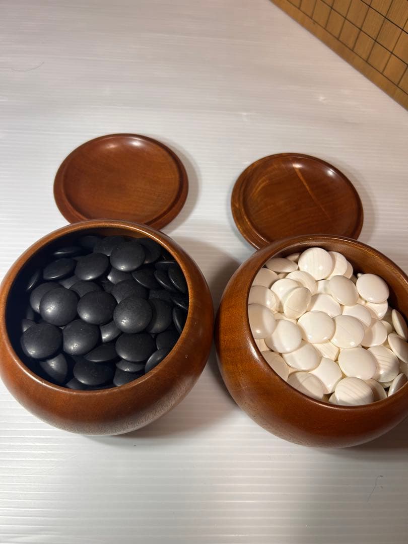 美品 本榧足付碁盤 碁石  囲碁セット ヘソ付き 那智黒　はまぐり