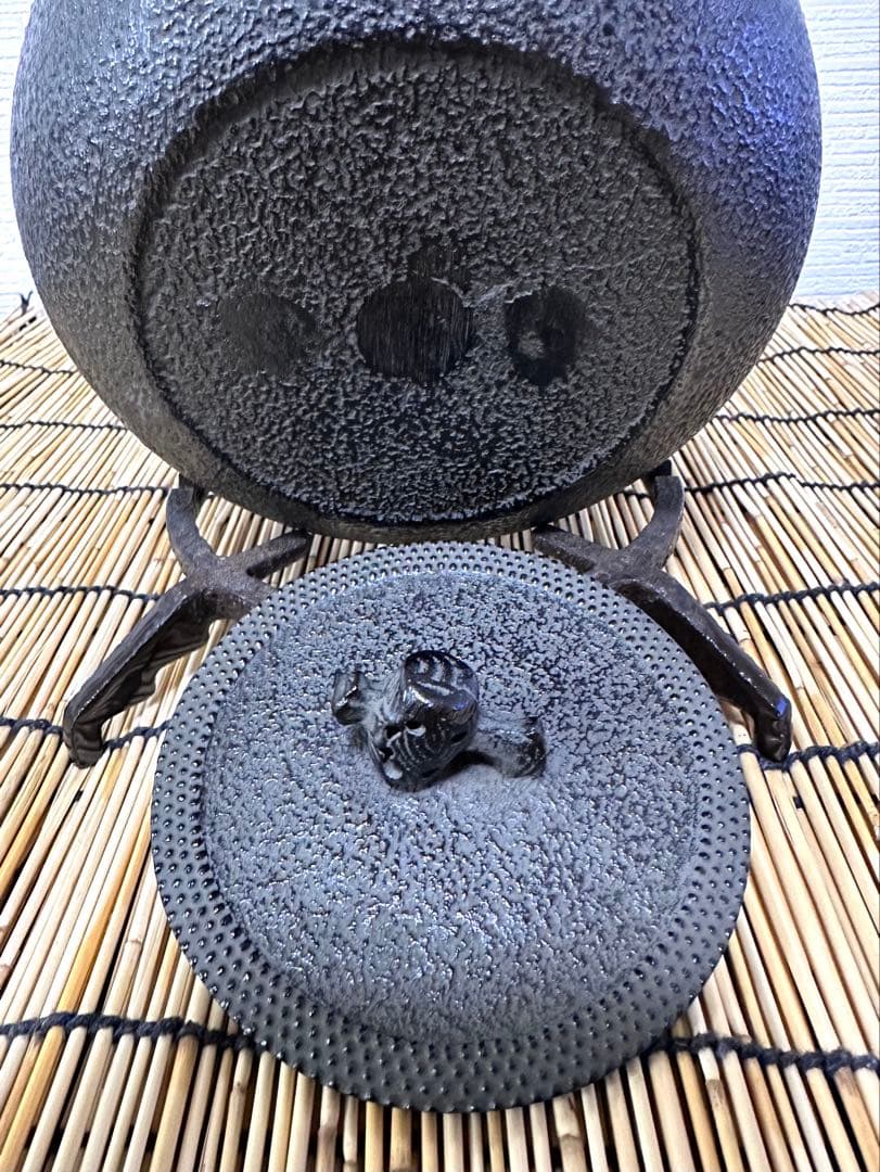 未使用品、供箱、栞、タグ付　南部岩鋳造　１８型姥口アラレ　南部鉄瓶　南部鉄器