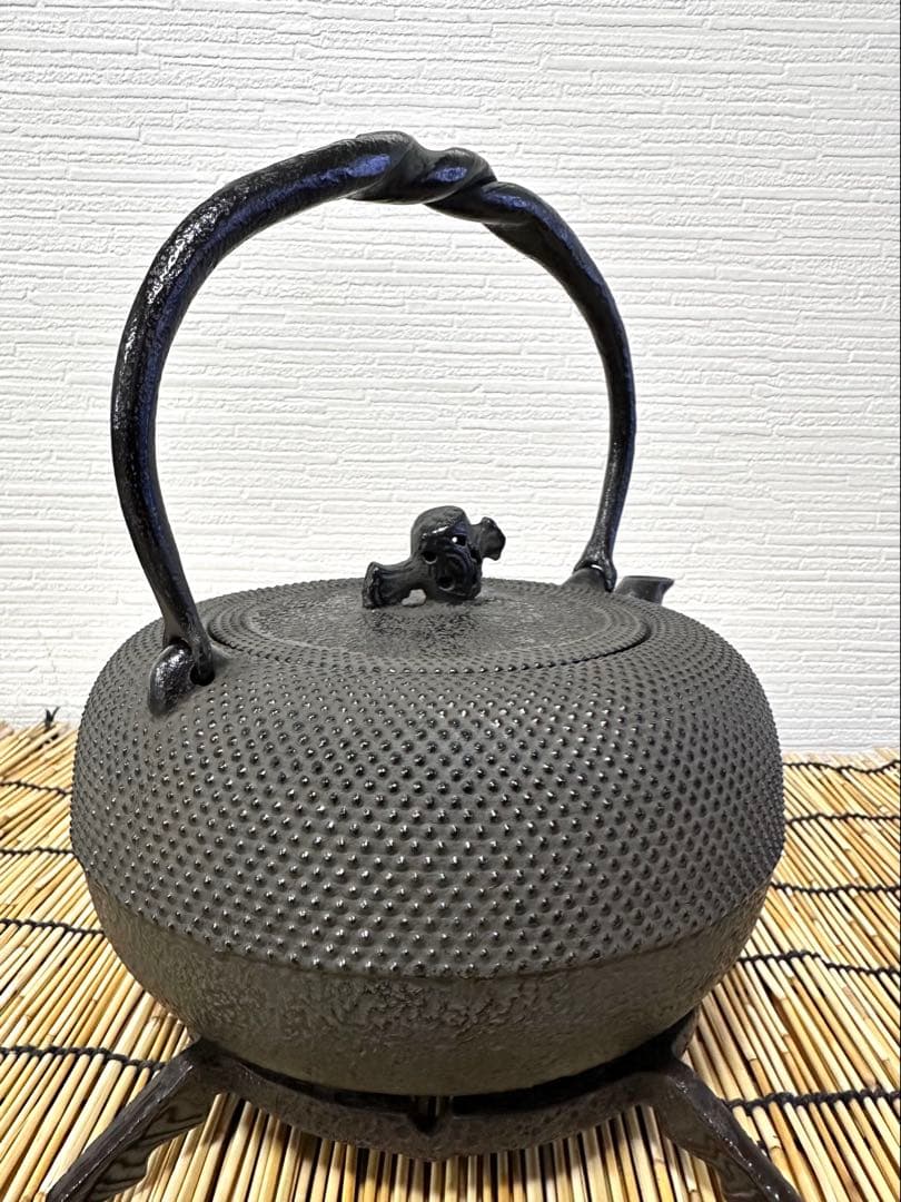 未使用品、供箱、栞、タグ付　南部岩鋳造　１８型姥口アラレ　南部鉄瓶　南部鉄器