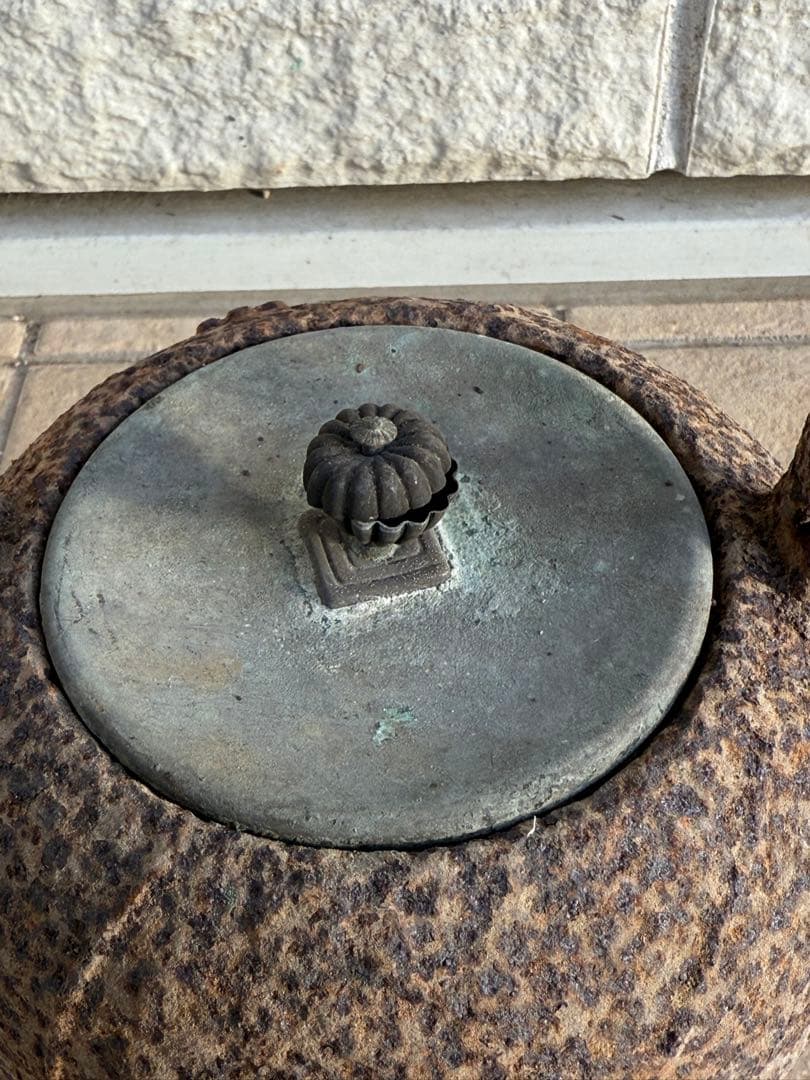 鉄製茶色丸型鉄瓶 取っ手付き