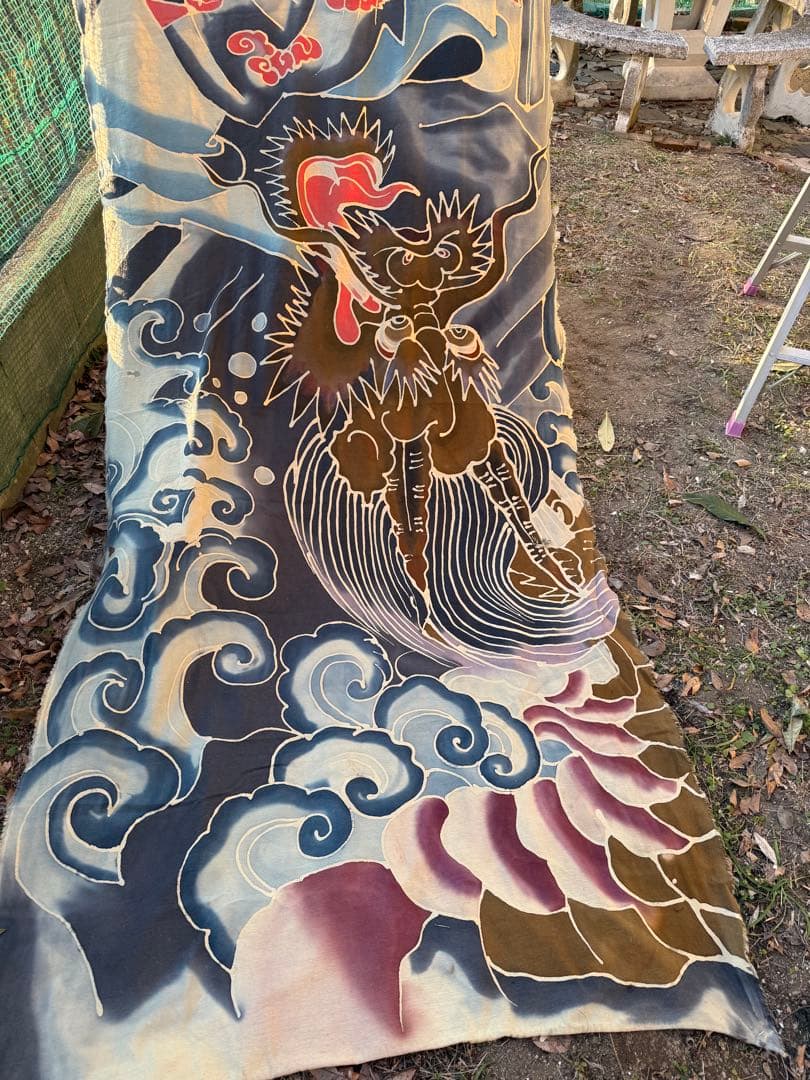 ◯手描きロウケツ染め布 　図柄、若武者と戦う悪龍