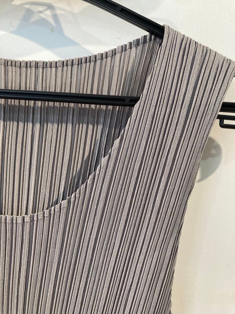 s1392 プリーツプリーズ グレー プリーツ タンクトップ ノースリーブ