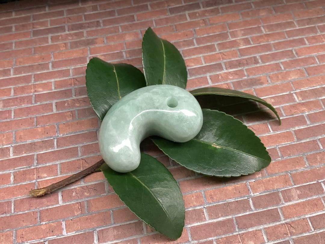 ✳通常50万円以上します‼️特大*糸魚川翡翠勾玉　身近に守護石*御守りに　鑑別書付