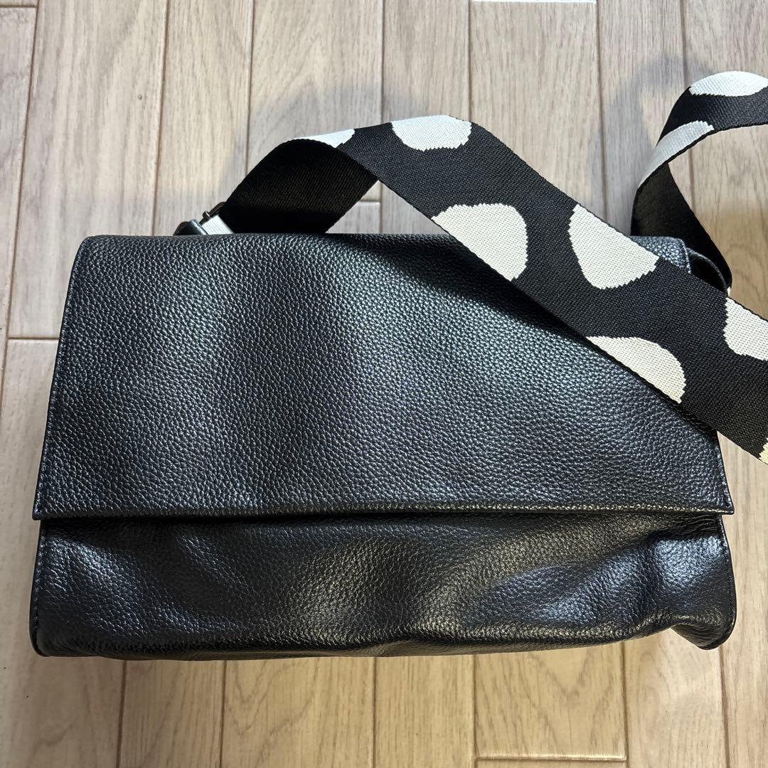 【美品】イアパピヨネ 柄 ワイドテープ ショルダー バッグ ブラック ボディ