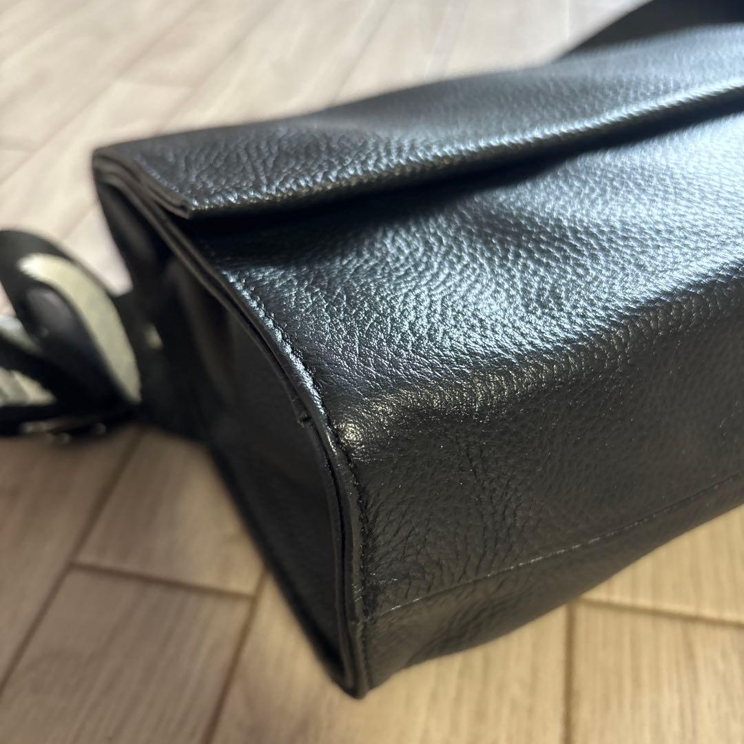 【美品】イアパピヨネ 柄 ワイドテープ ショルダー バッグ ブラック ボディ