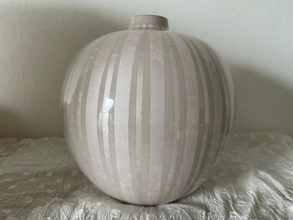 淡桜釉裏銀彩壷　中田一於