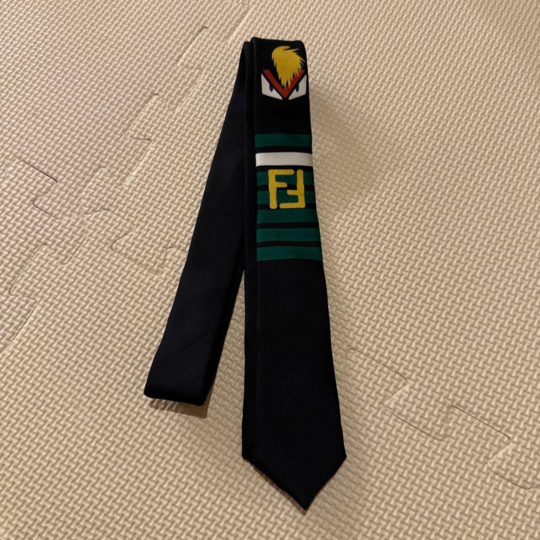 FENDIキッズ　ネクタイ