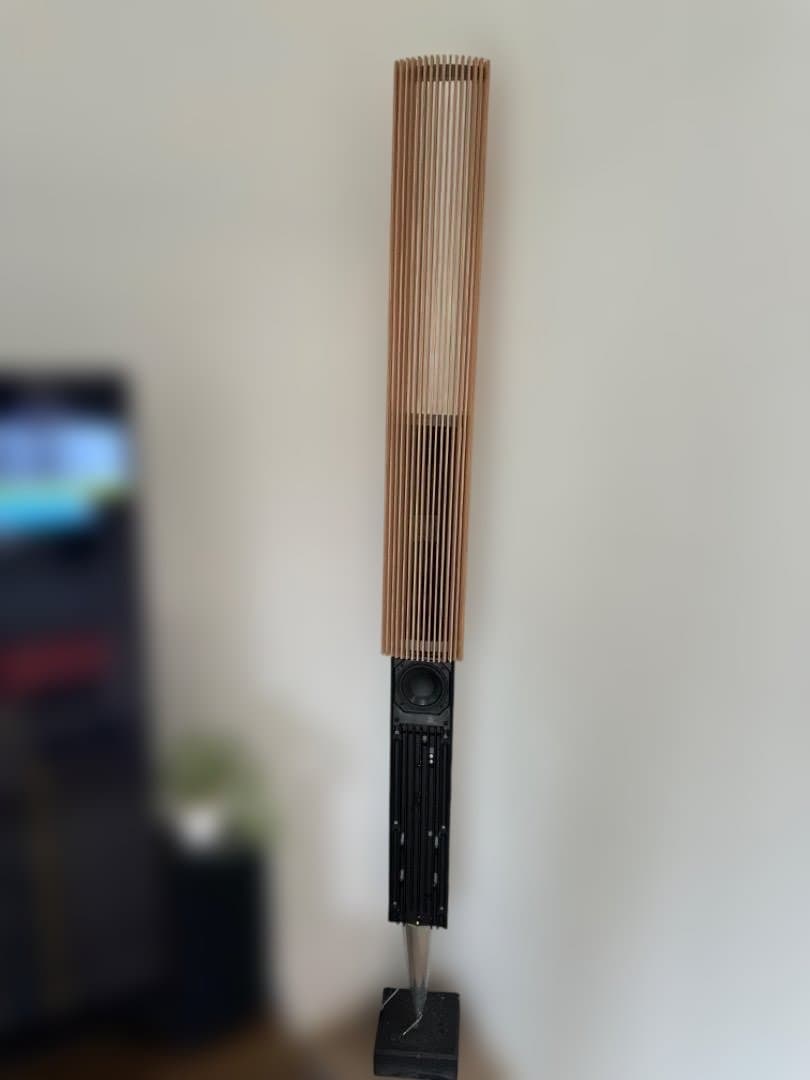 Bang & Olufsen BeoLab 8000スピーカー用の木製カバー