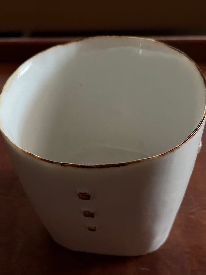 陶芸家「内藤美弥子」作の白磁カップ。独特の茶色の縁取り。底にｍi刻印あり。