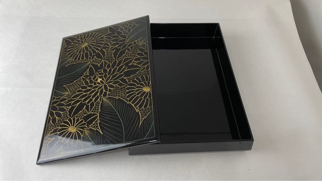 手許箱（てもと箱）木製漆器　黒　菊沈金　Q020