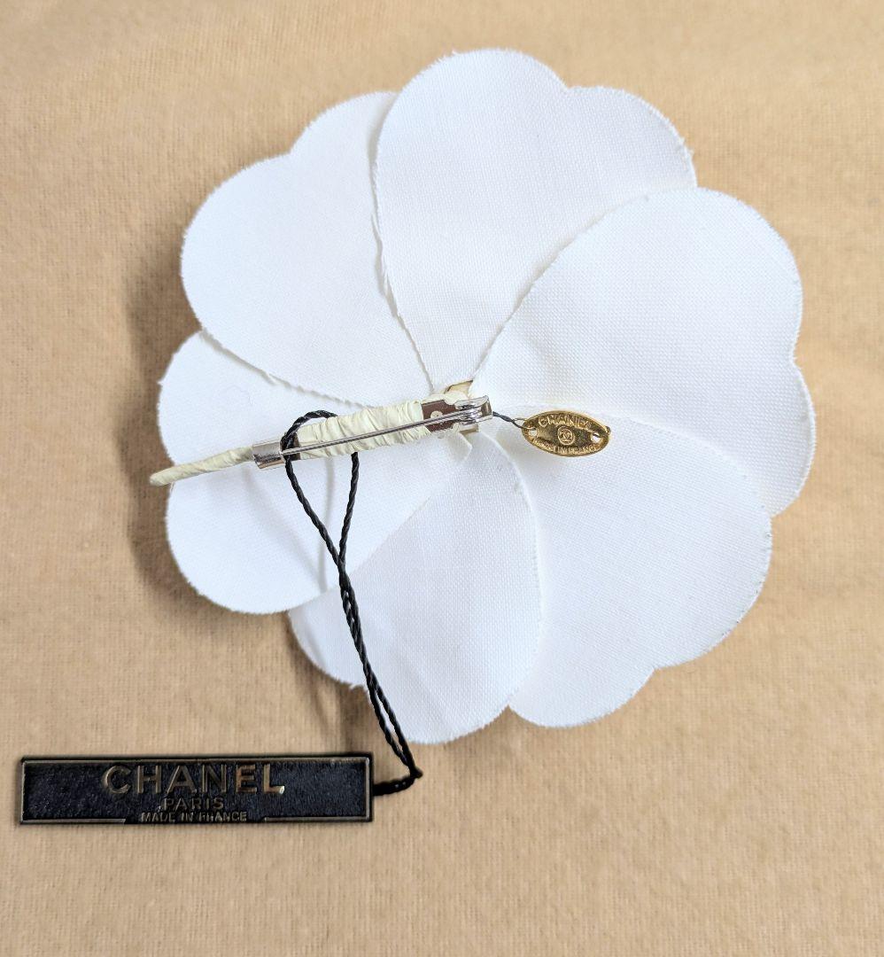 CHANEL シャネル　カメリア　コサージュ　ホワイト系　ブローチ　箱付き