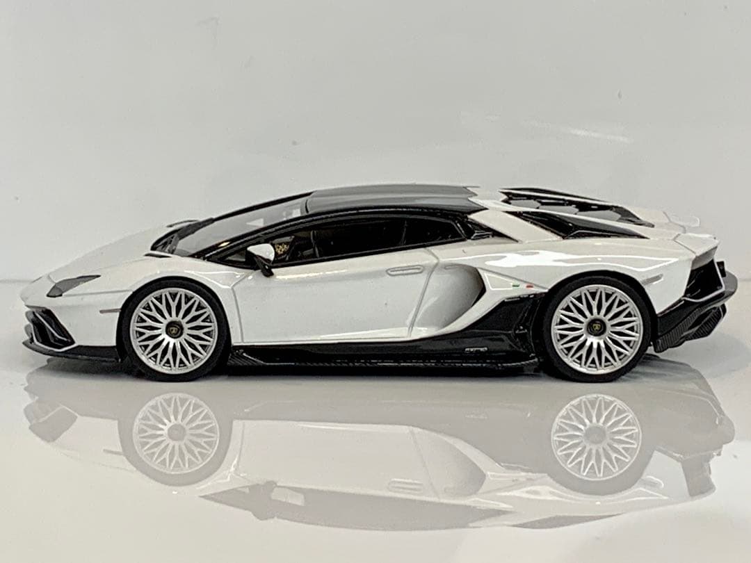 1/43 ランボルギーニ アヴェンタドール Ultimae Bianco Isi