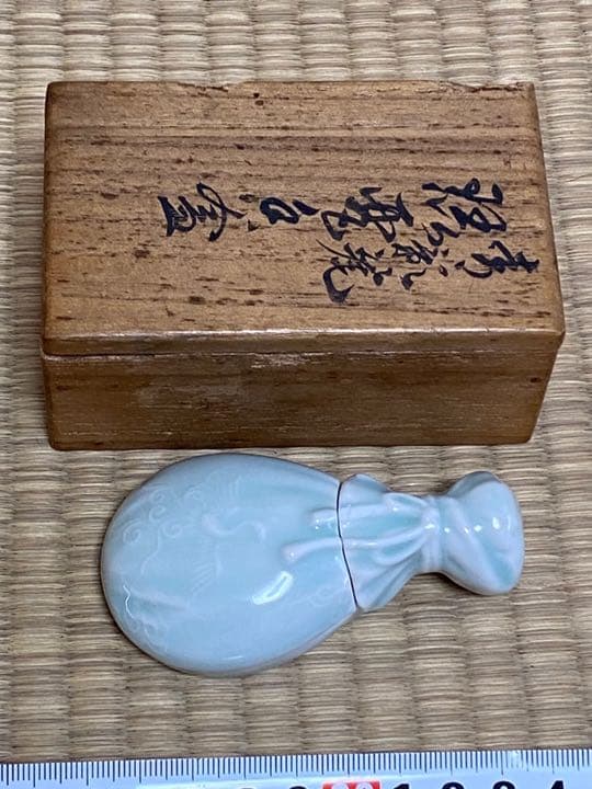 青磁 琵琶香合　　初代諏訪蘇山　　帝室技芸員