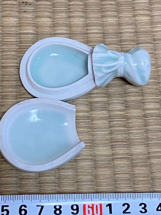 青磁 琵琶香合　　初代諏訪蘇山　　帝室技芸員