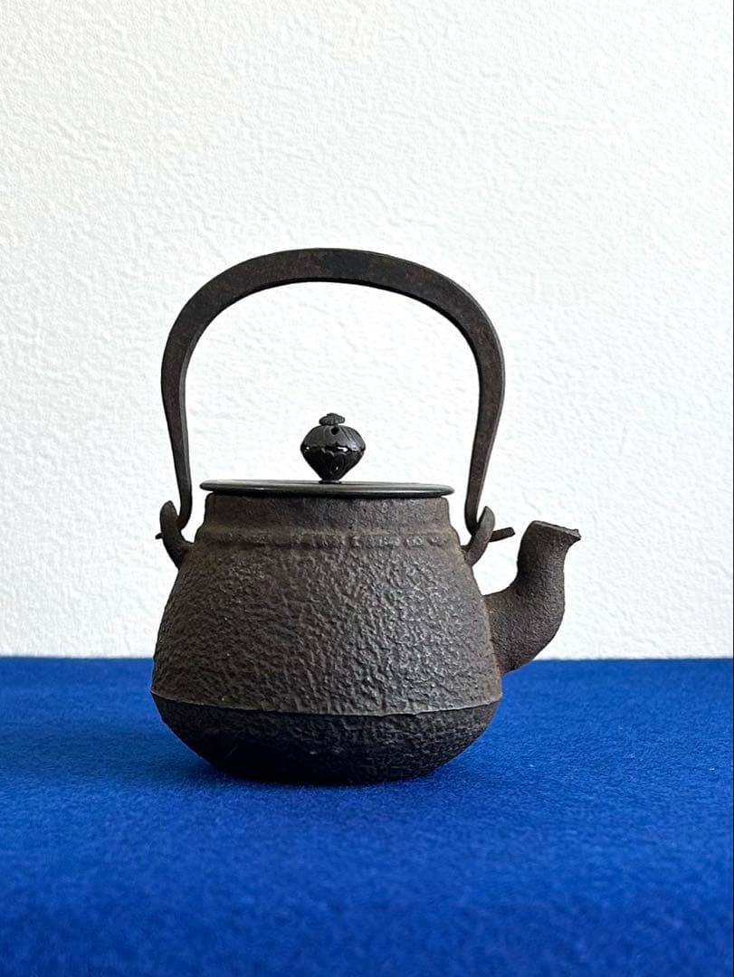 小さな鉄瓶 煎茶道具 銅製蓋 明治時代から伝わる 桐時代箱・時代五徳・時代瓶敷付