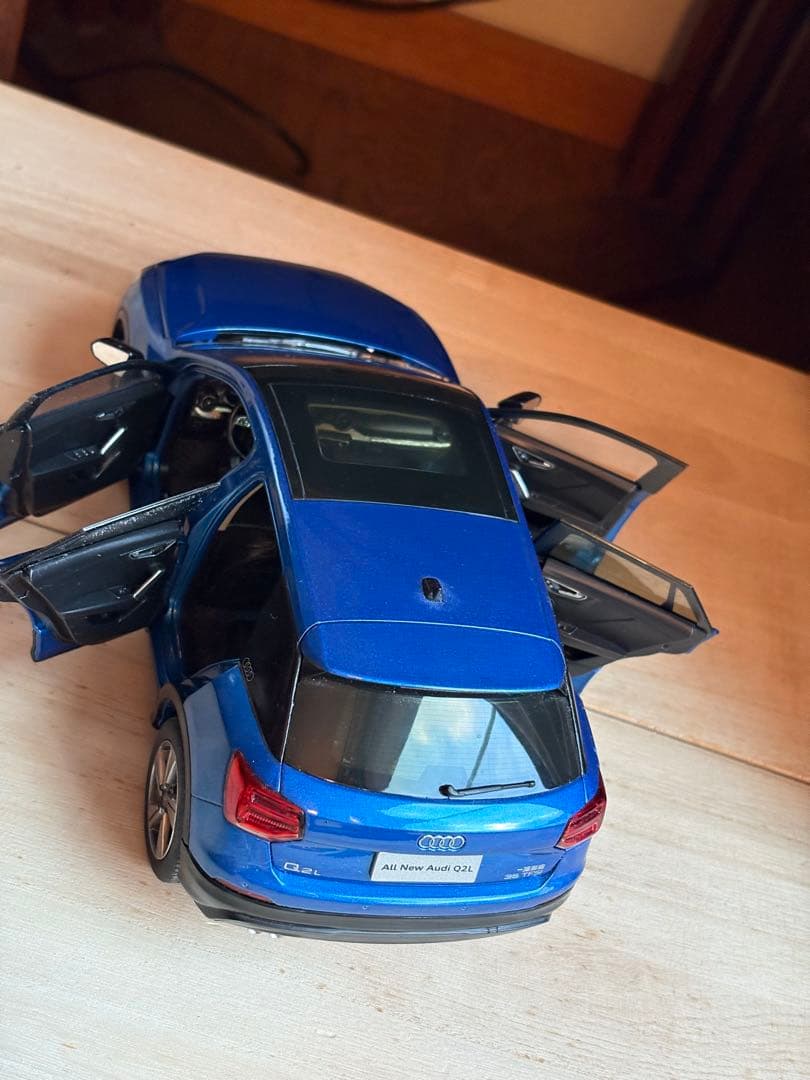 超美品❗️全開閉　希少Audi Q2L ミニカー 青色1/18