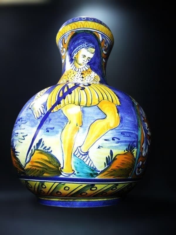 イタリヤを代表する陶芸 マジョリカ窯 彩釉人物文 飾り壺