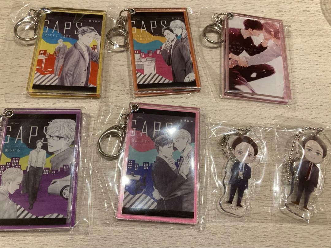里つばめ先生　emo cafe スライドアクリルキーホルダー　GAPS