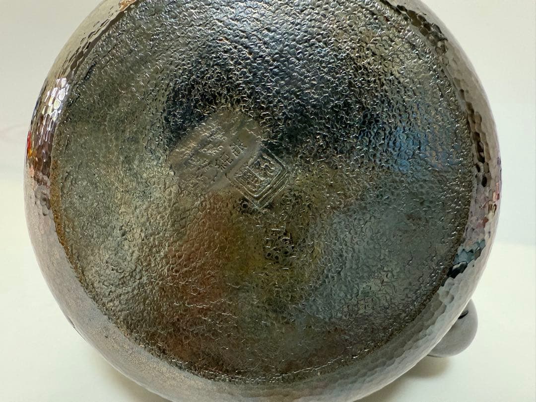 純銀製 蓮の彫刻 槌目 口打出湯沸 銀瓶 煎茶道具