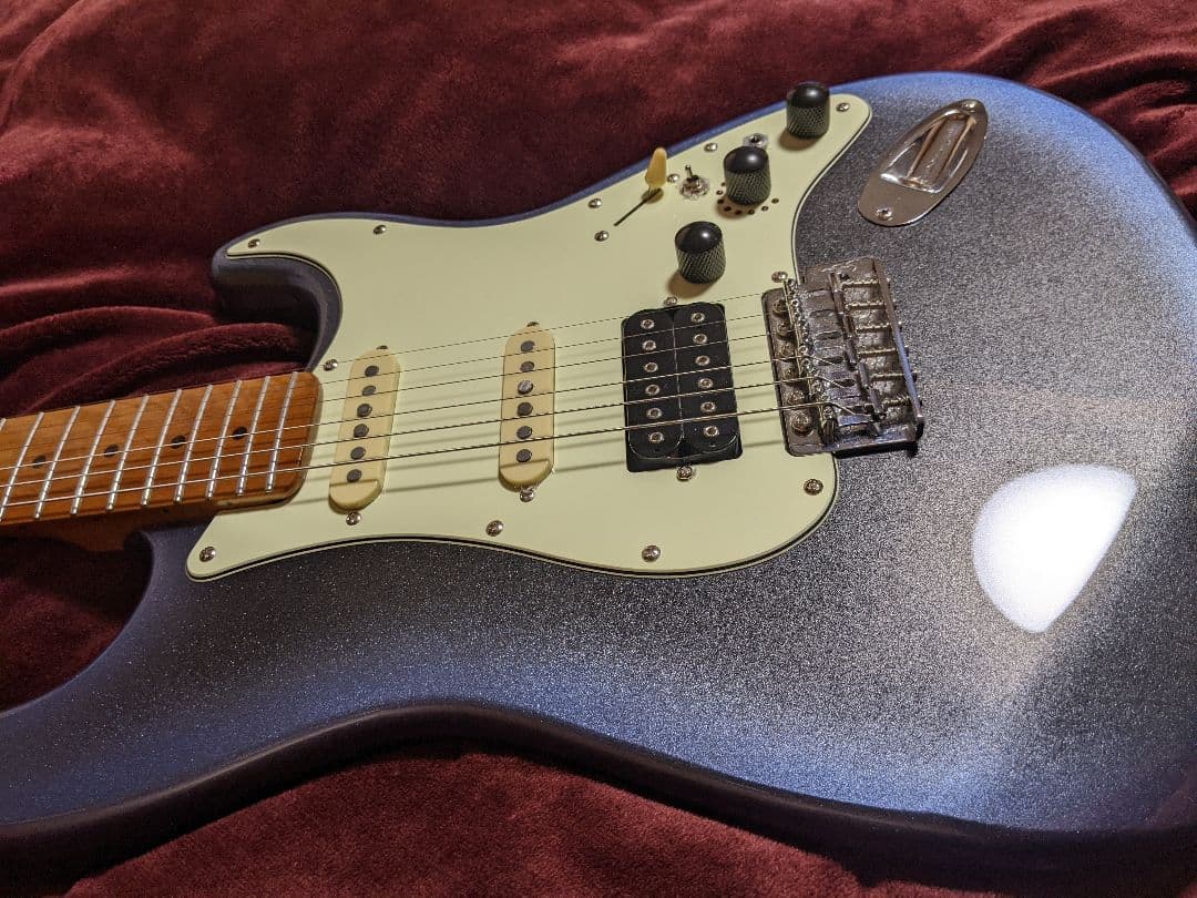 高品質アルダー材とローステッドメイプルネックを採用したプロ仕様のスマートギター