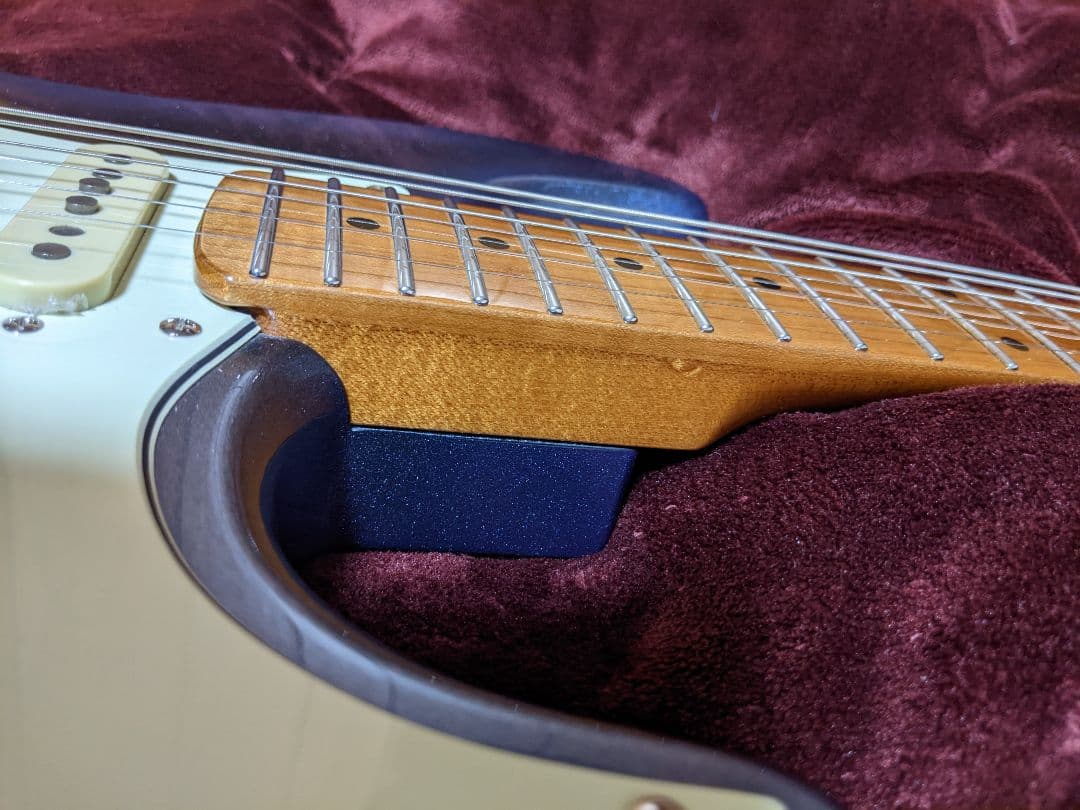 高品質アルダー材とローステッドメイプルネックを採用したプロ仕様のスマートギター