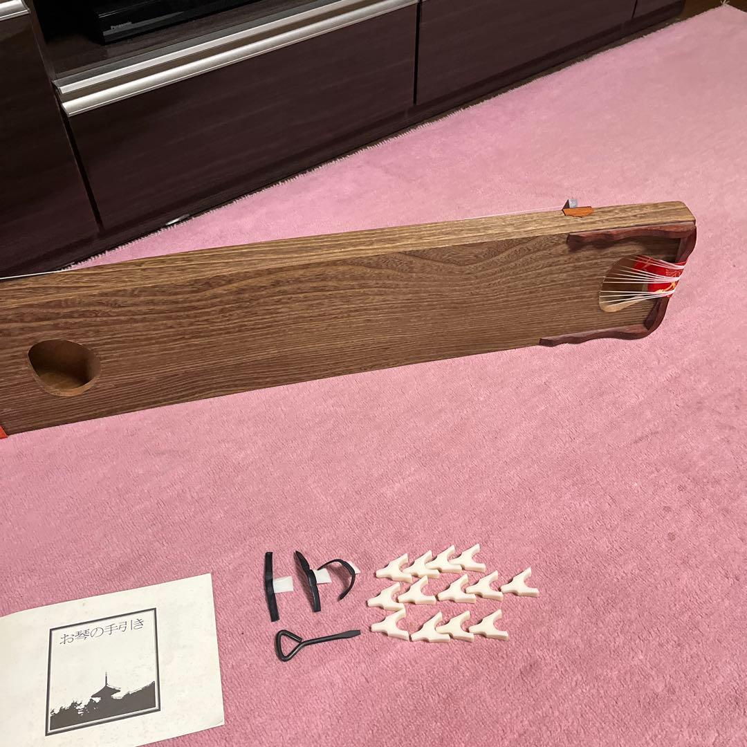 琴 13弦 赤い装飾付き