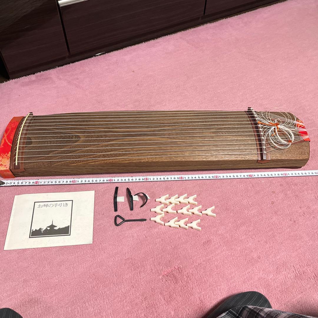 琴 13弦 赤い装飾付き