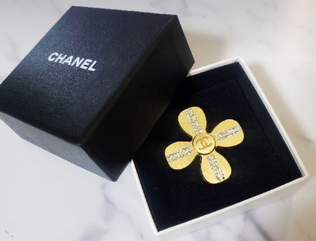 CHANEL ラインストーンクローバーブローチ