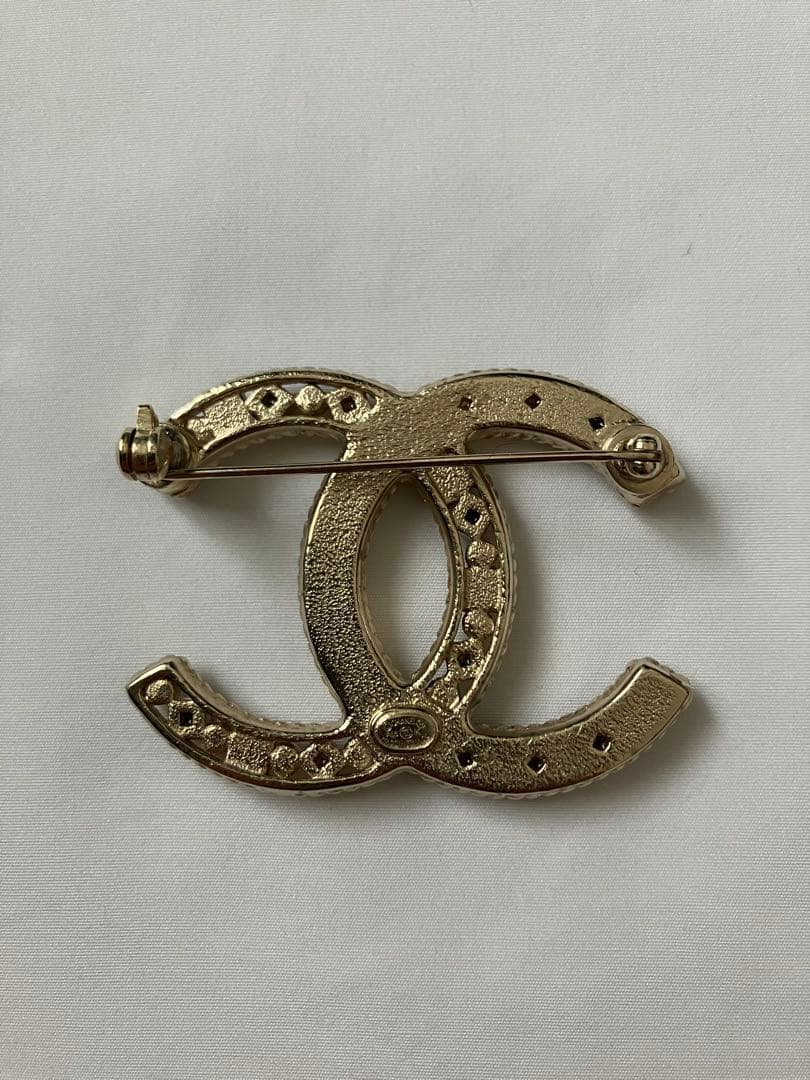 CHANEL CCロゴブローチ ストーン付き