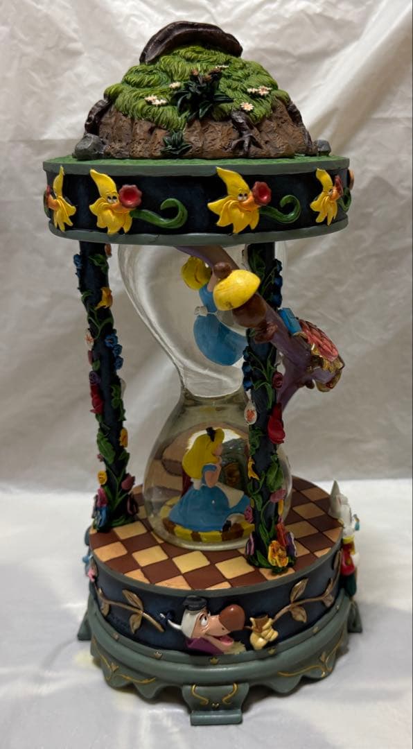 ディズニー 不思議の国のアリス 砂時計型ライトアップ オルゴール付スノーグローブ