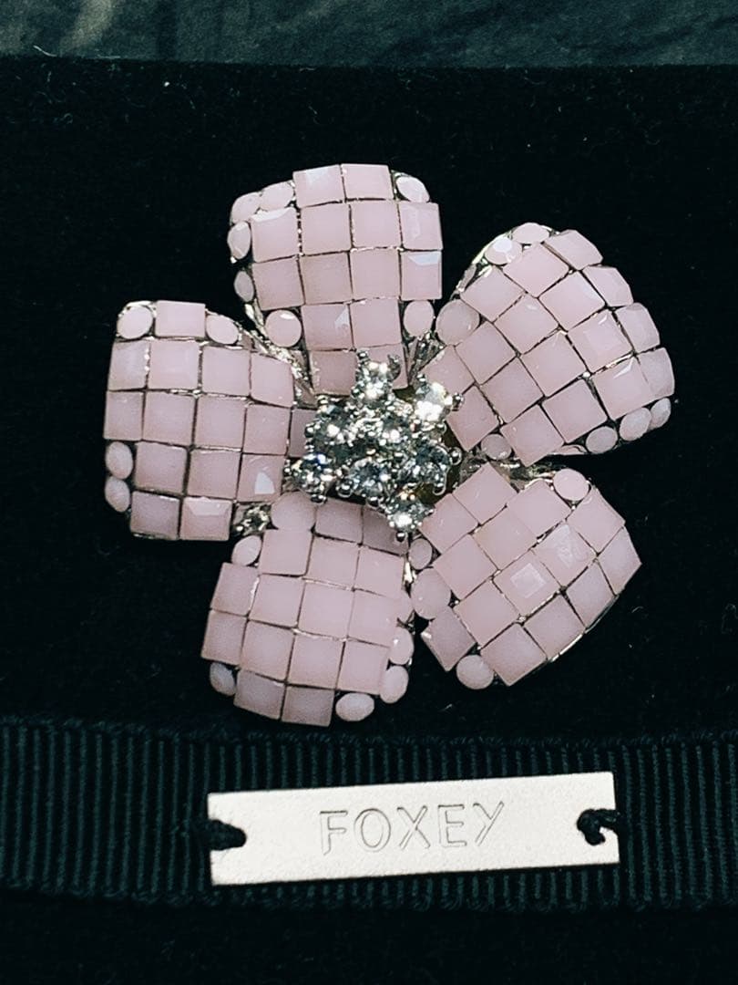 美品　FOXEY定番のロングセラー ブローチ \"FLEUR\"　シャーベットピンク
