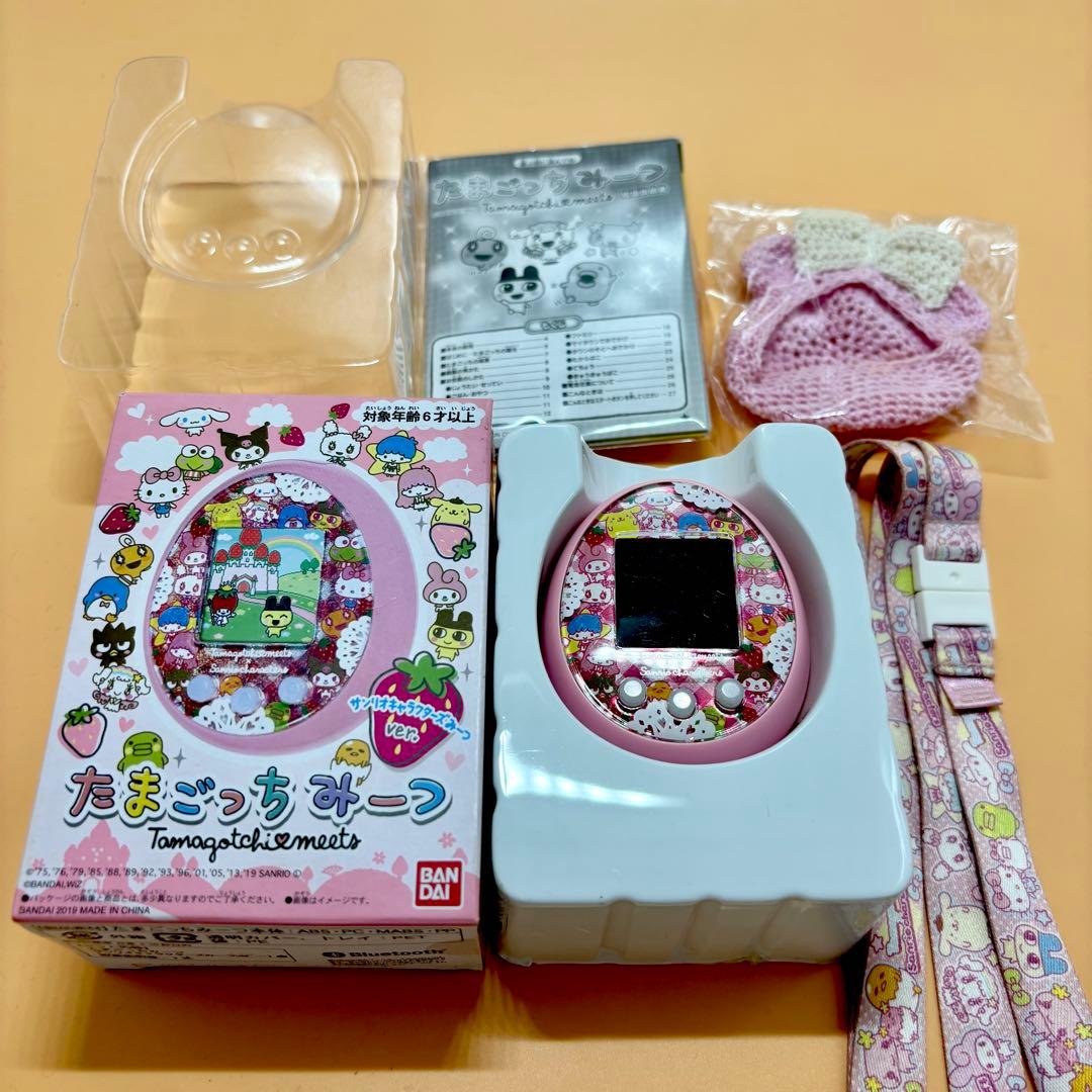 【美品】たまごっちみーつ サンリオ　ピンク ケース、　ストラップ付き