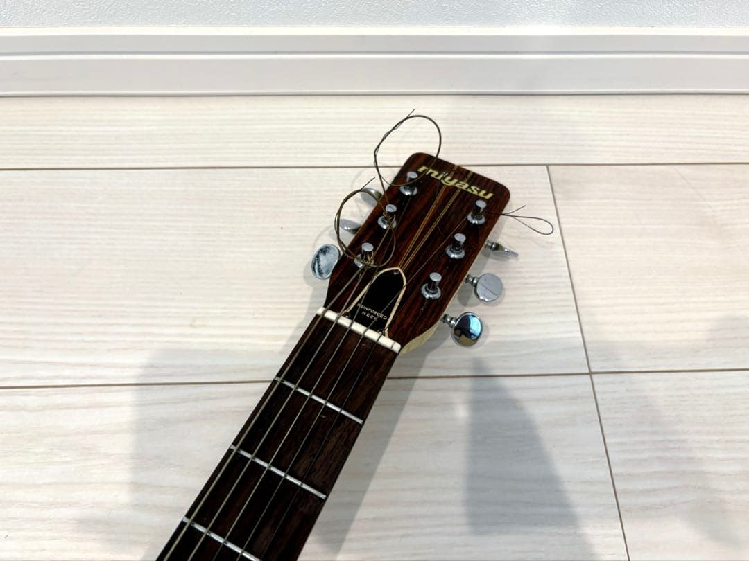 名品ミヤスコウギョウ　Miyasu kougyoアコースティックギター　アコギ白