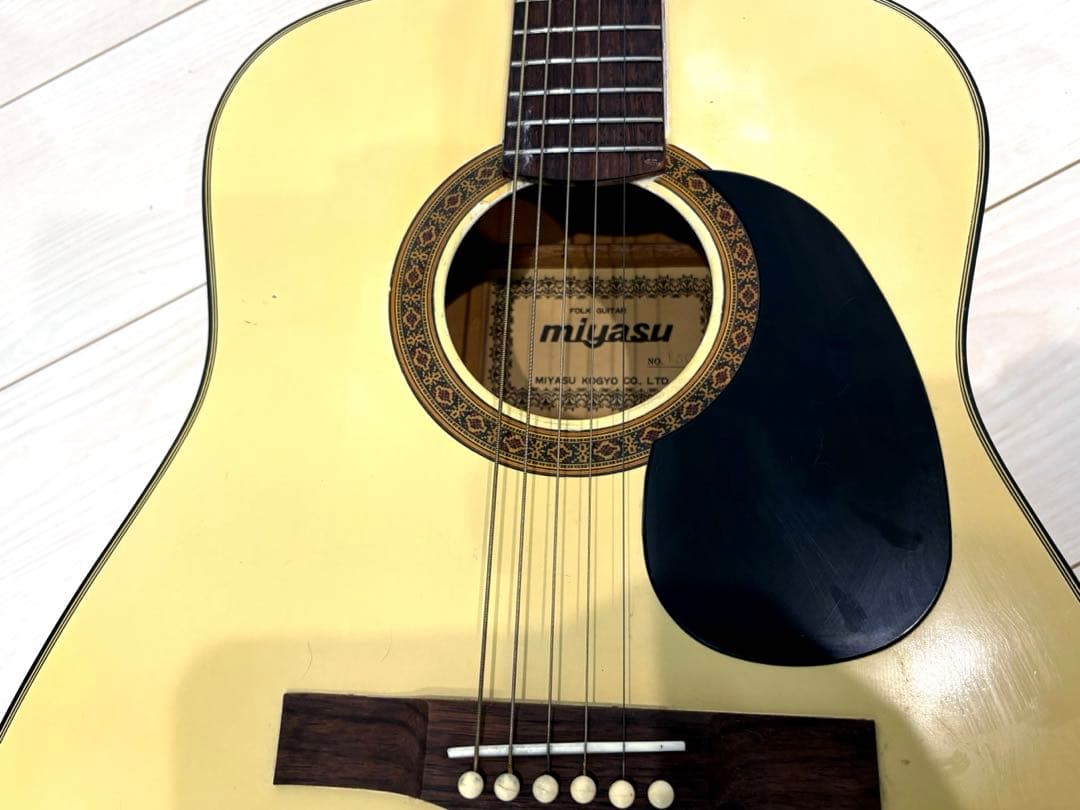 名品ミヤスコウギョウ　Miyasu kougyoアコースティックギター　アコギ白