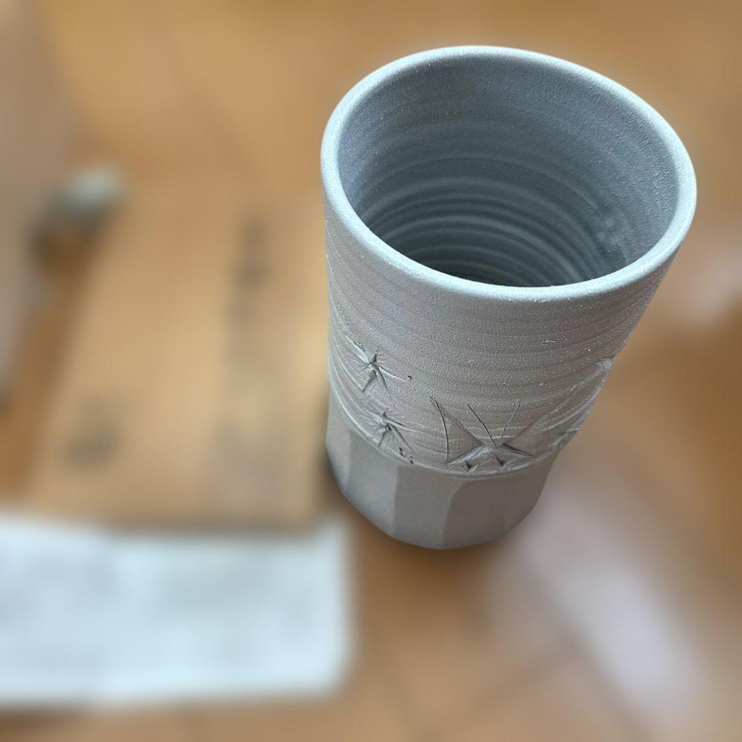 加藤釥　白地金彩蝶文花入