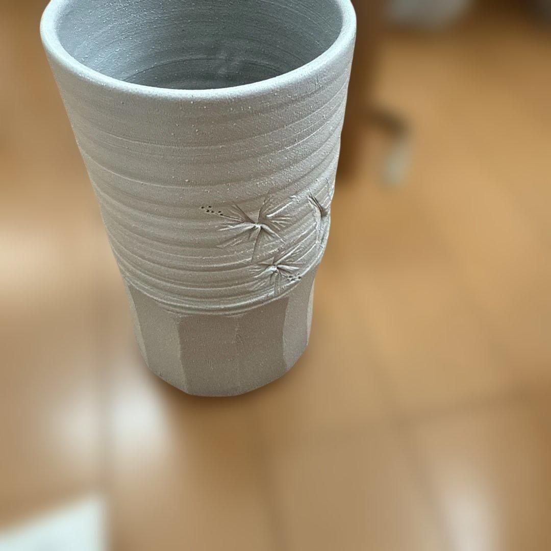 加藤釥　白地金彩蝶文花入