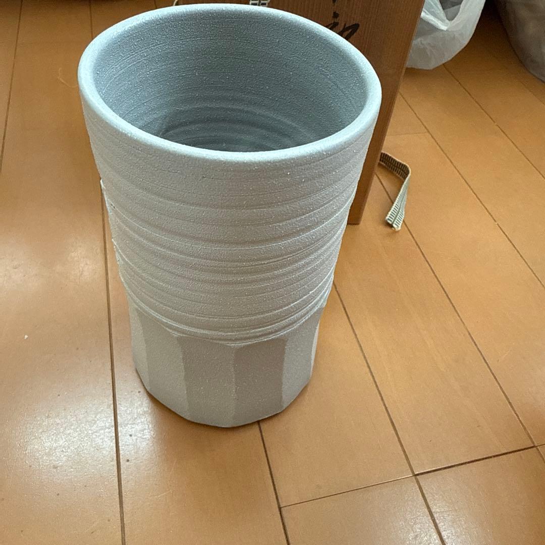 加藤釥　白地金彩蝶文花入