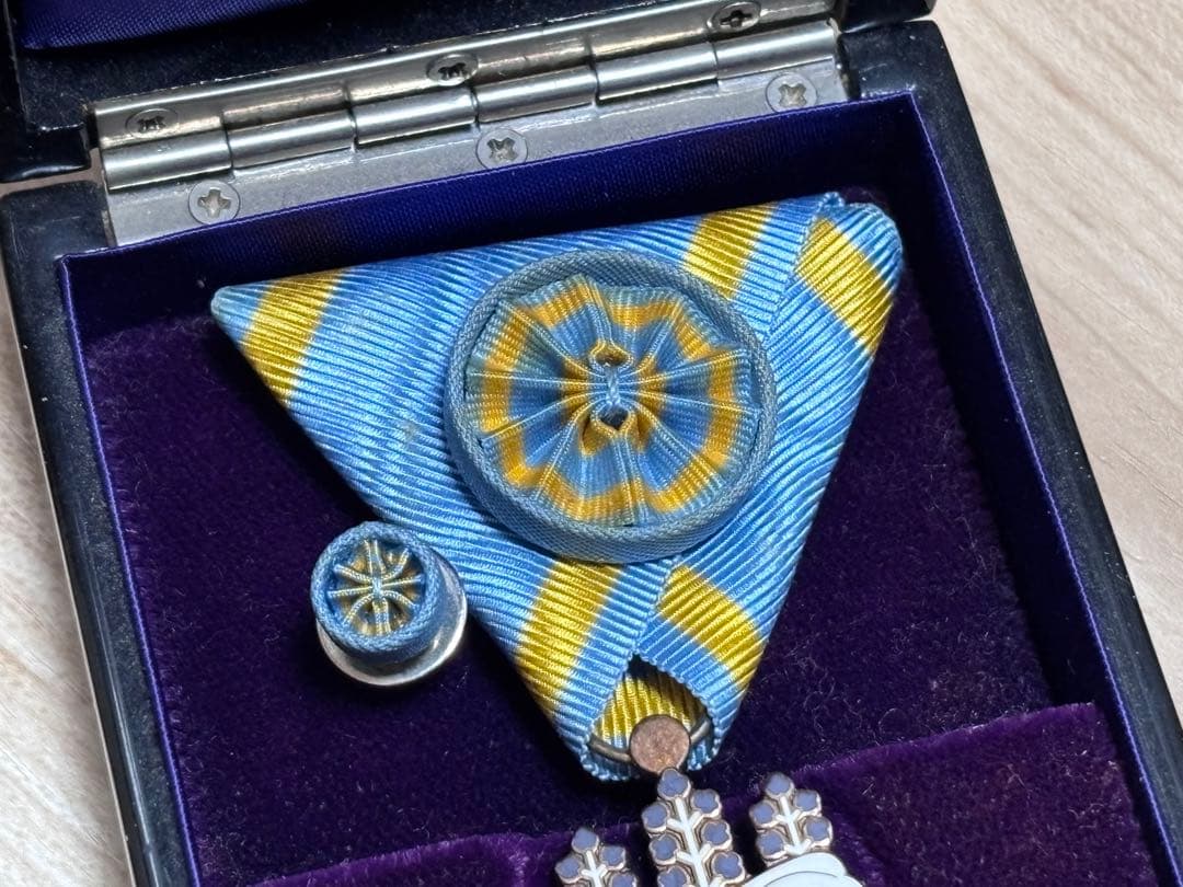 【制度改正後 新型】 瑞宝小綬章（旧勲四等瑞宝章）共箱・略綬付き 美品 勲章