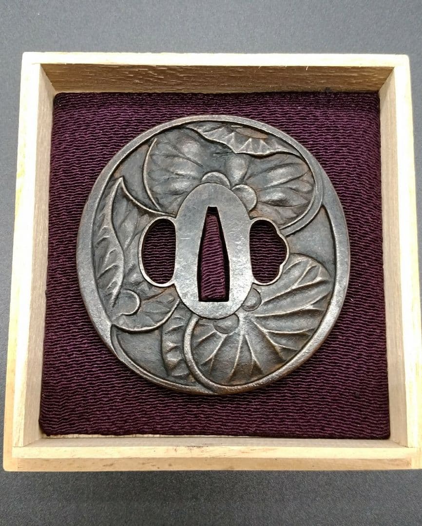 徳川幕府 将軍家 三つ葉葵名家蔵出し 鉄地三つ葉葵紋鍔 鐔 日本刀 刀 刀装具