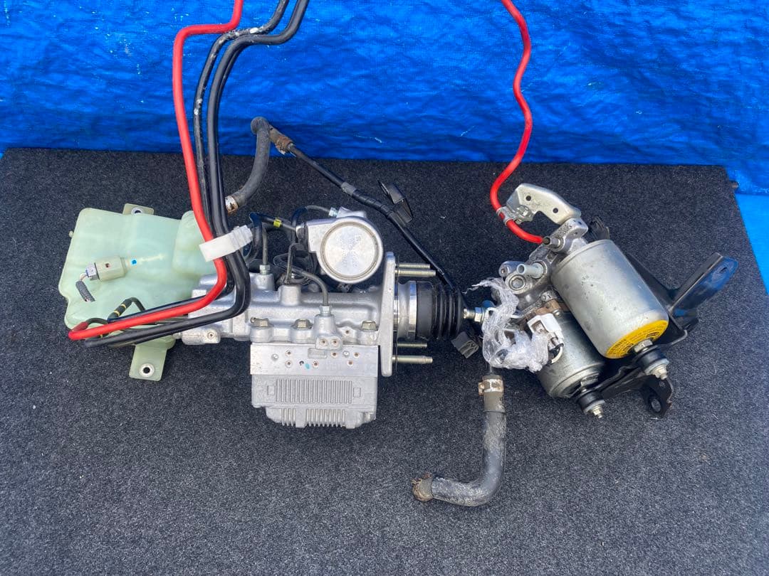 トヨタアクアDAA-NHP10. ABSアクチュエーター