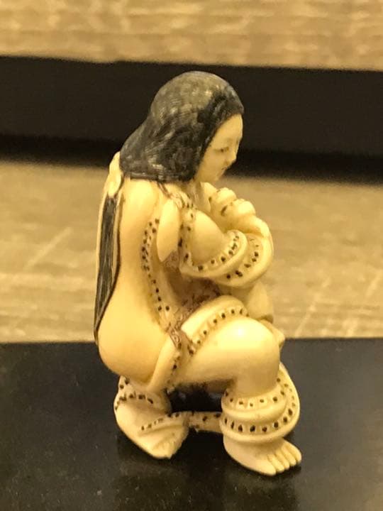 時代根付　在名吉川　蛸と海女　北斎漫画