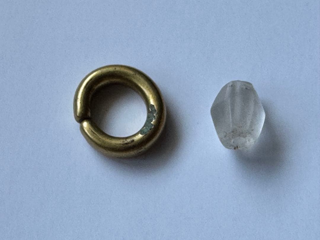 古墳時代の装身具　金環と水晶の切子玉のセット