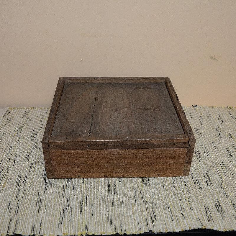 魚の浮彫り緑色陶器皿