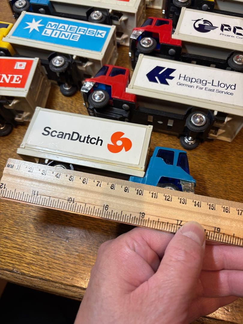 ホンコン製　コンテナートラックのおもちゃ12個