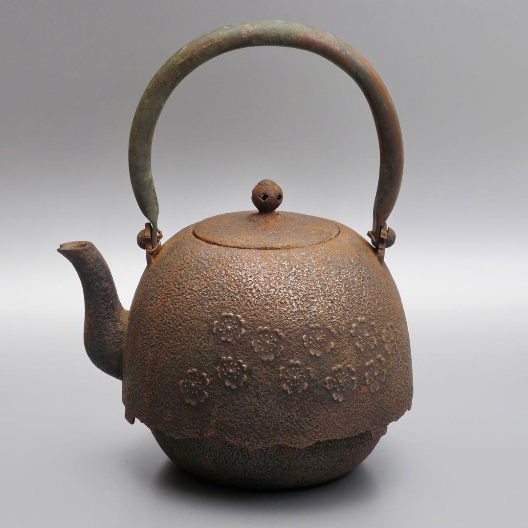 釜師 三好造 梅樹文 柚肌 尾垂鉄瓶 銅提手 時代物 茶道具 煎茶道具