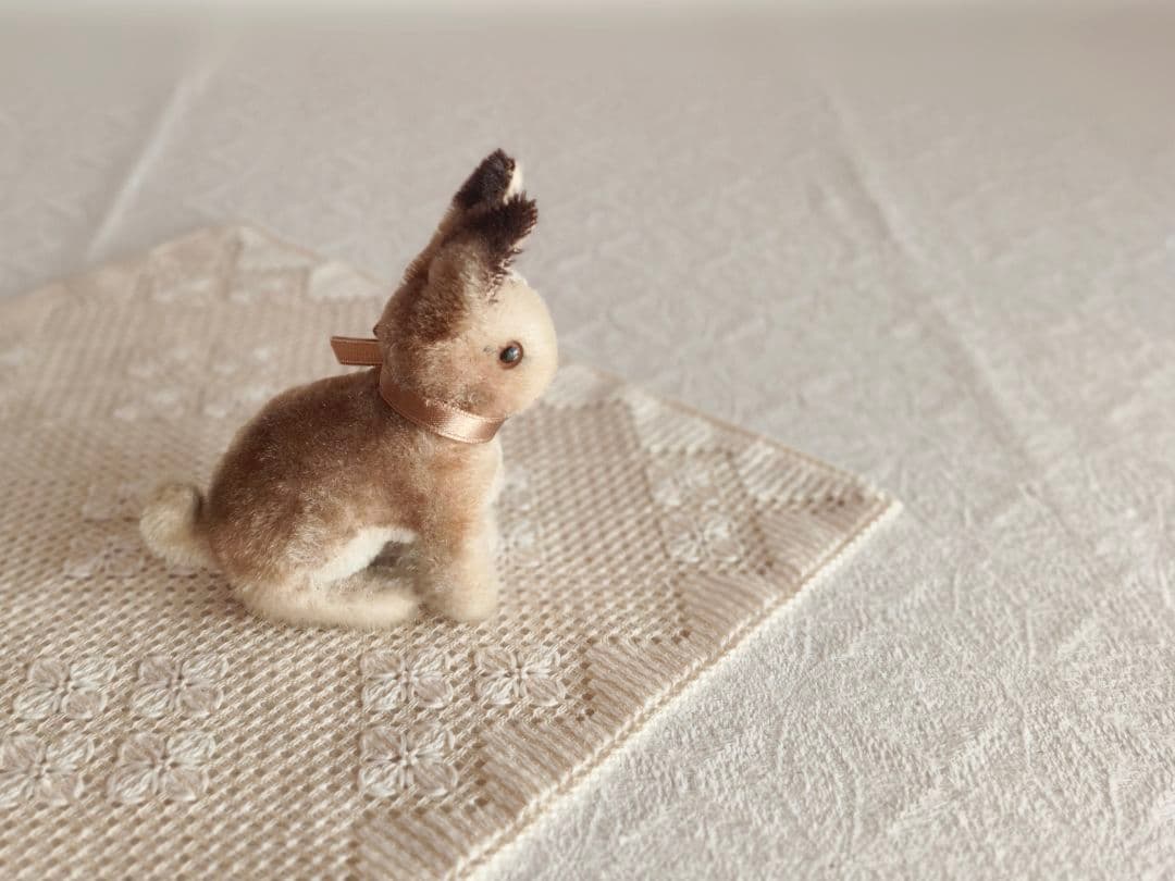 * vintage steiff ୨୧ * お座り姿の かわいいウサギさん