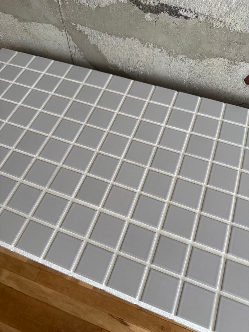 ライトグレー タイルテーブル